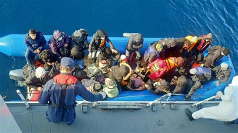 Çanakkale açıklarında 70 düzensiz göçmen kurtarıldı